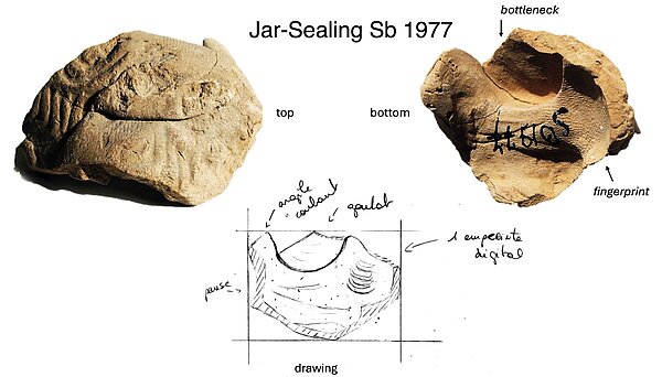 Three views of jar-sealing Sb 1977: a photograph of the top showing a seal impression, a photograph of the bottom showing the imprint of the jar's bottleneck and a fingerprint, and a hand drawing interpreting the clay sealing with the impression of the jar neck and finger marks.