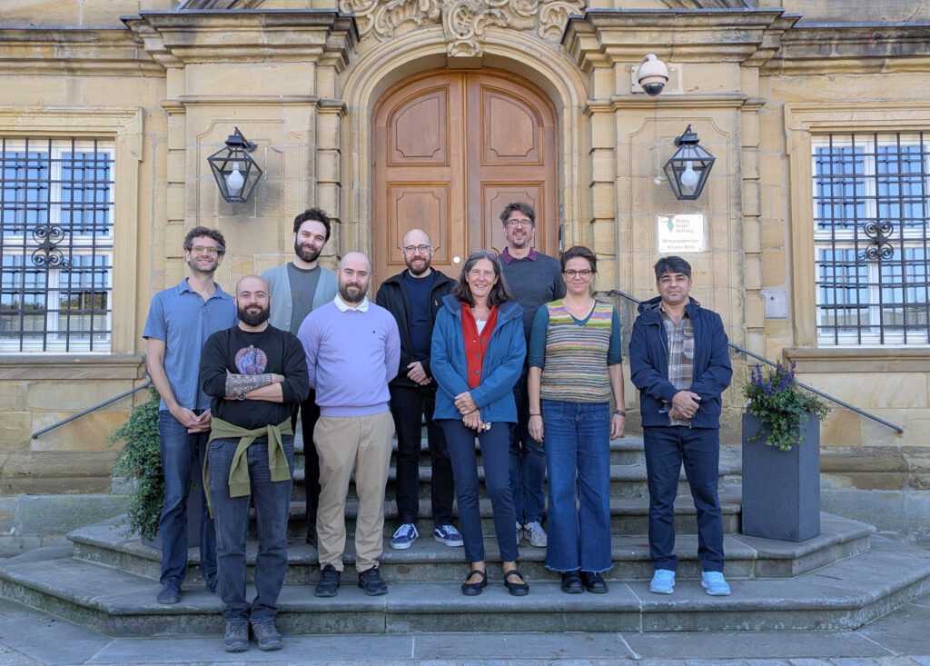 A group of people in front of the doors of the monastery of Banz.