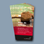A bunch of flyers on a grey background. The flyer shows a sealing and a brush on coded paper. The title reads "Bilder, die verbinden" meaning "Images that connect".